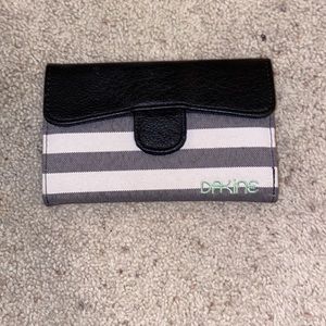 dakine wallet